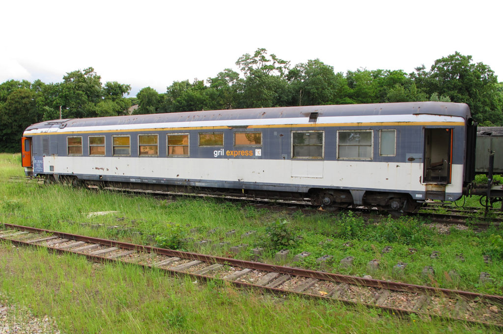 Une voiture Grill Express dans sa livrée Corail à l`abandon après sa réforme photographiée à Versailles (78) le 23 juin 2013.