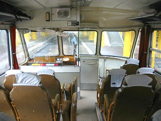 La position particulière de la cabine du conducteur du X 4200 qui n'occupe qu'une demi largeur et est vitrée et ainsi permet aux passagers de seconde classe de voir la voie.