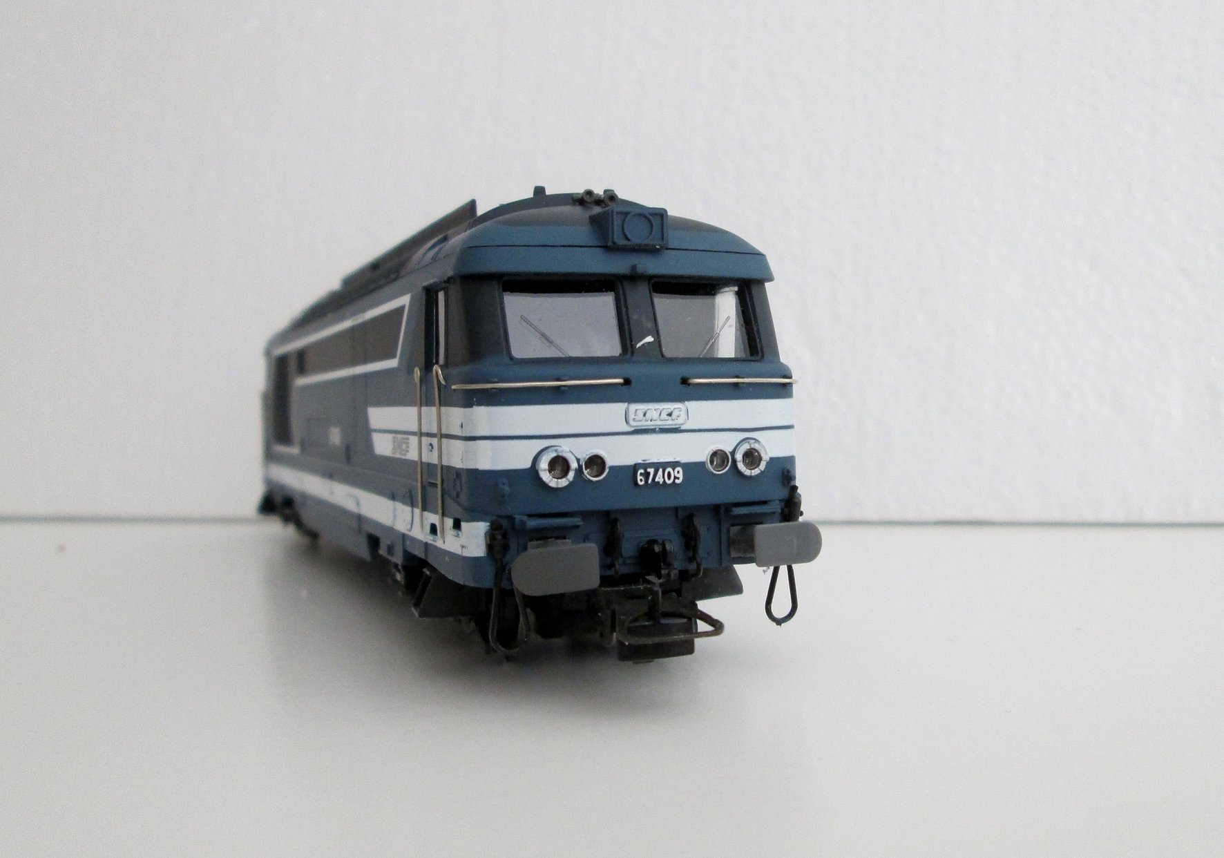 Locomotive diesel BB 67420, livrée bleu diesel, logo nouilles | Trains