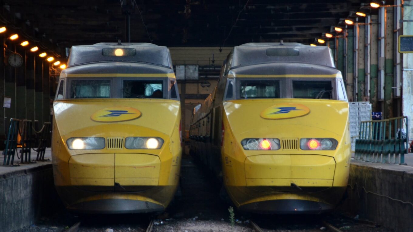 Deus TGV La Poste prêts aux départ depuis leur dépot