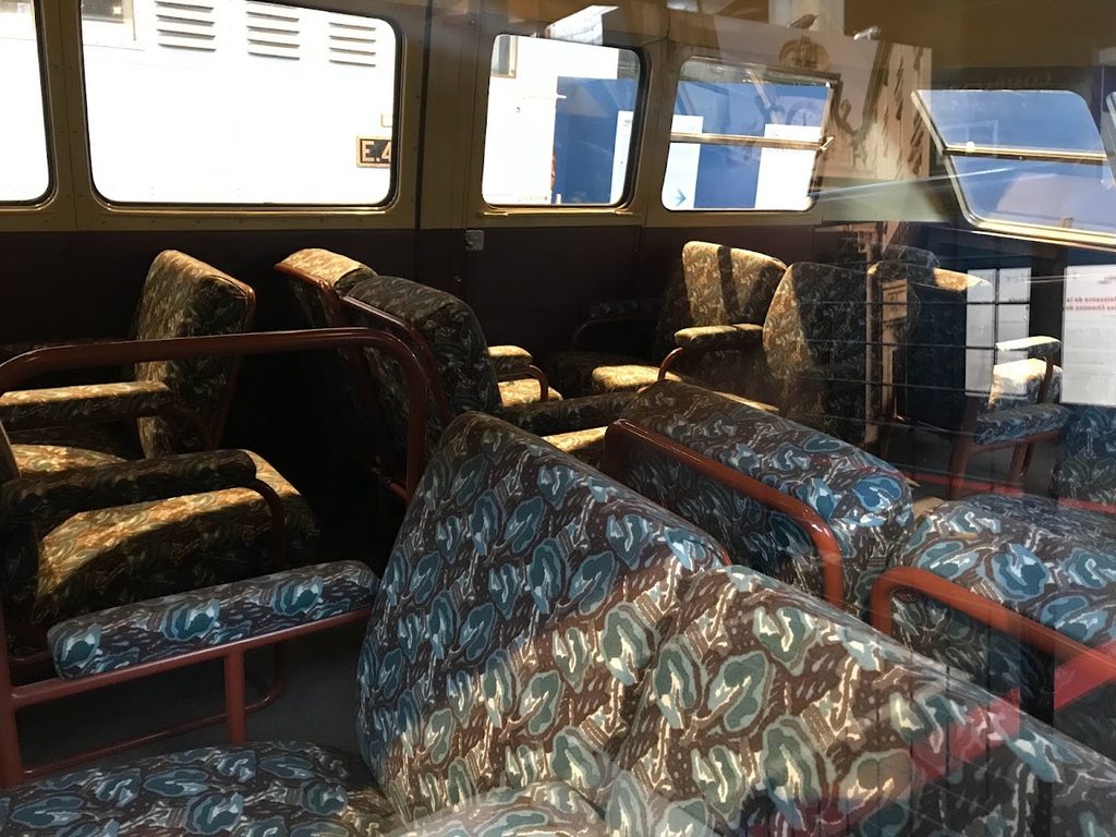 L'intérieur de l'autorail Buggati montre un équipement luxueux pour son époque. 
