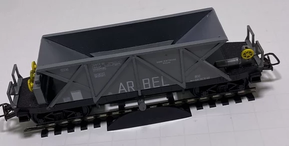 Le wagon trémie du coffret Jouef avec sa couleur caractéristique grise