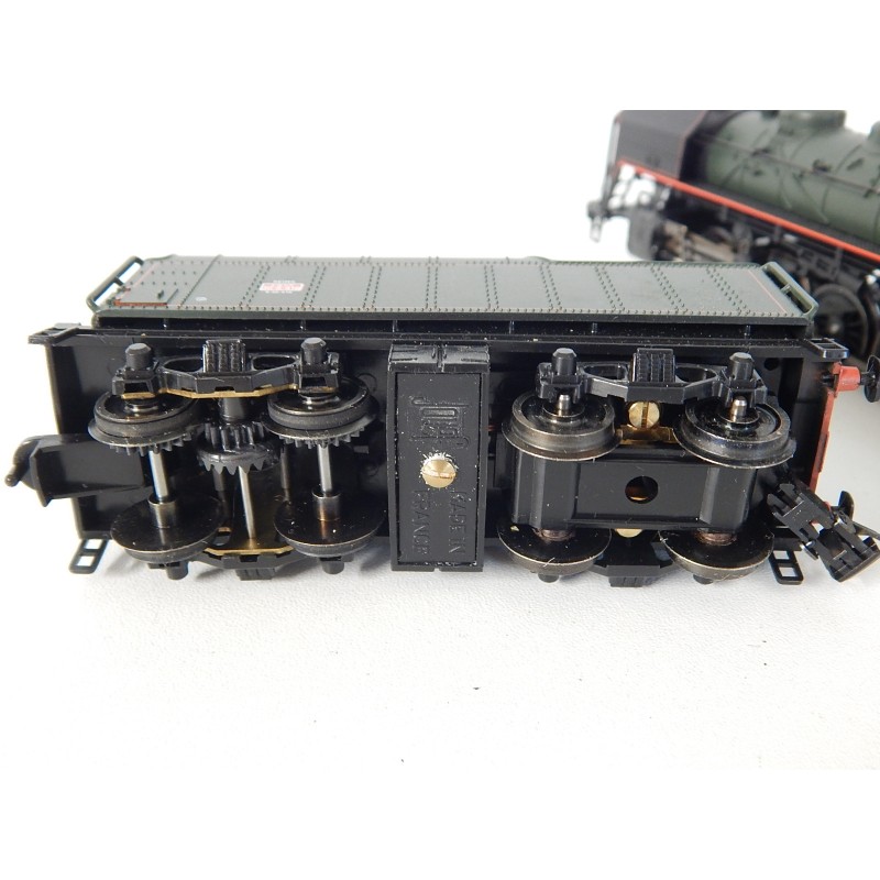 Le tender de la 141 R 416 Jouef montre son engrenage caratéristique. C'est le tendeur qui assure la motorisation, la locomotive étant factive.